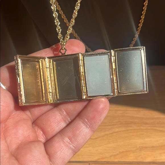 Vintage Goldtone  3 strand Cameo 4 frame locket Necklace, pearl pendant - Picture 7 of 7